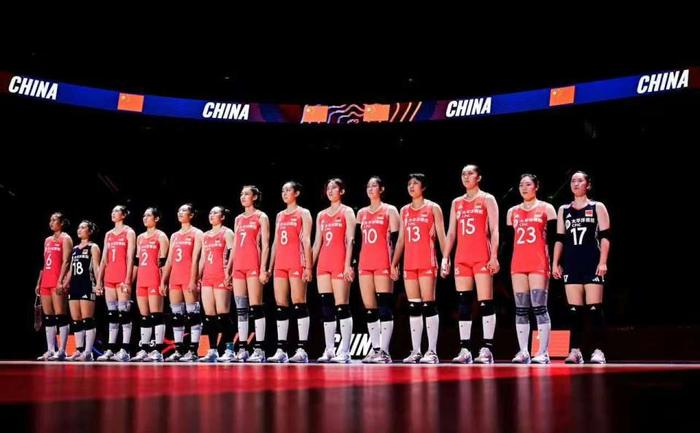 中国女排技术犯规送分，凯尔特人主帅怒摔战术板！